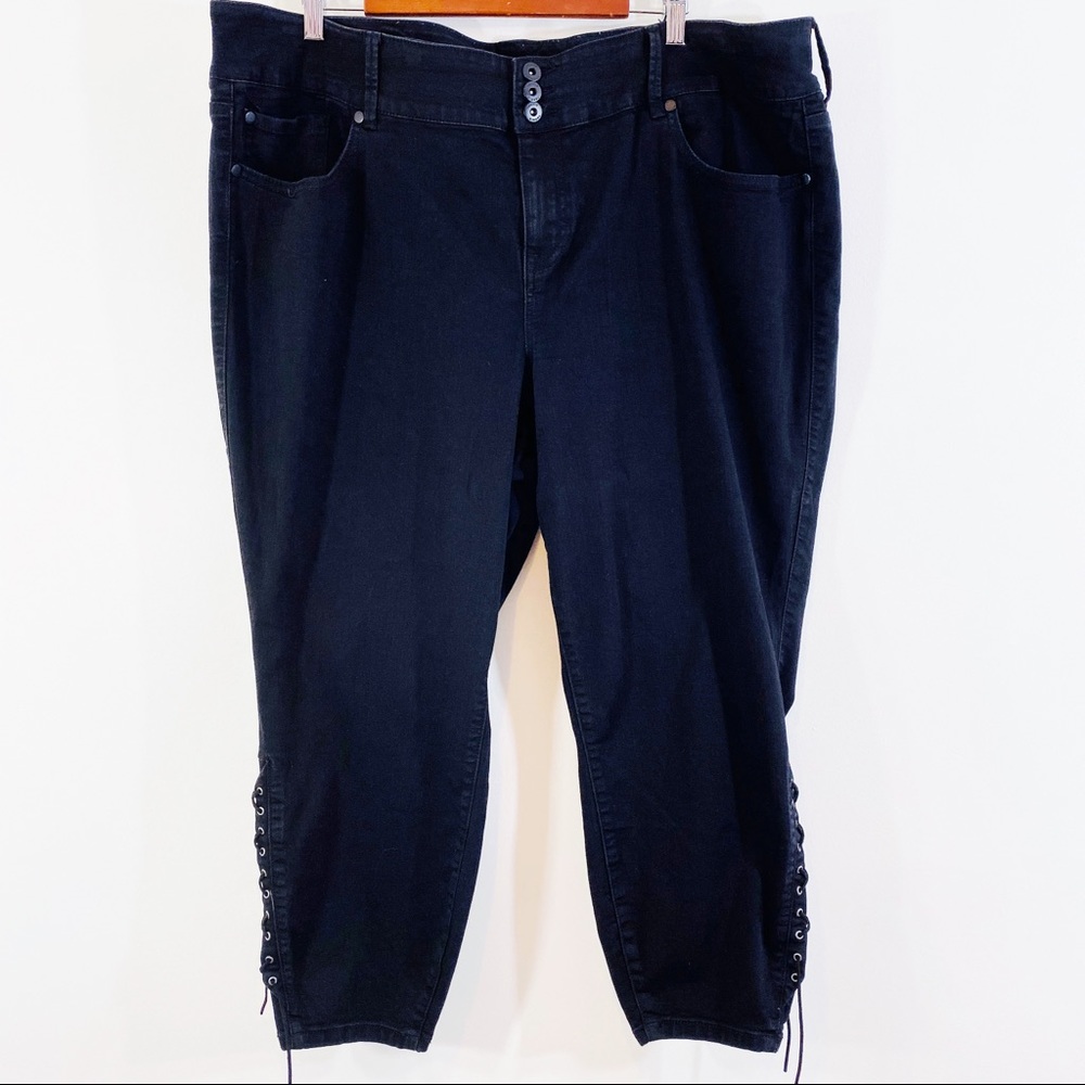 Torrid black lace up detail jegging capri jeans
